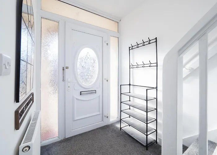 Perfect For Contractors, Driveway With Free Parking, Close To City Centre