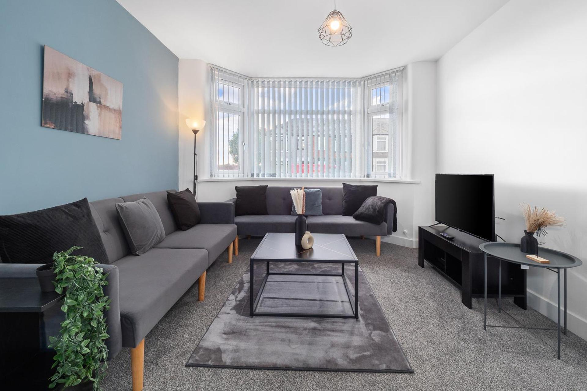 Perfect For Contractors, Driveway With Free Parking, Close To Centre * Coventry