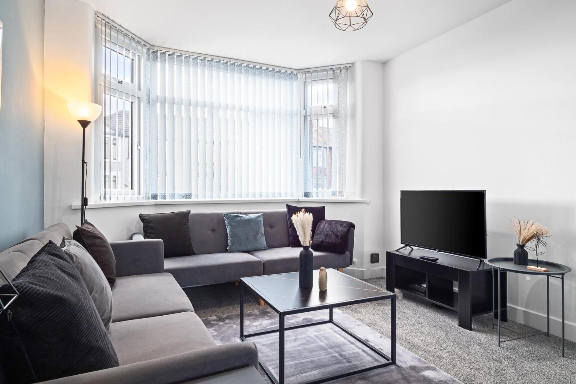 Perfect For Contractors, Driveway With Free Parking, Close To Centre