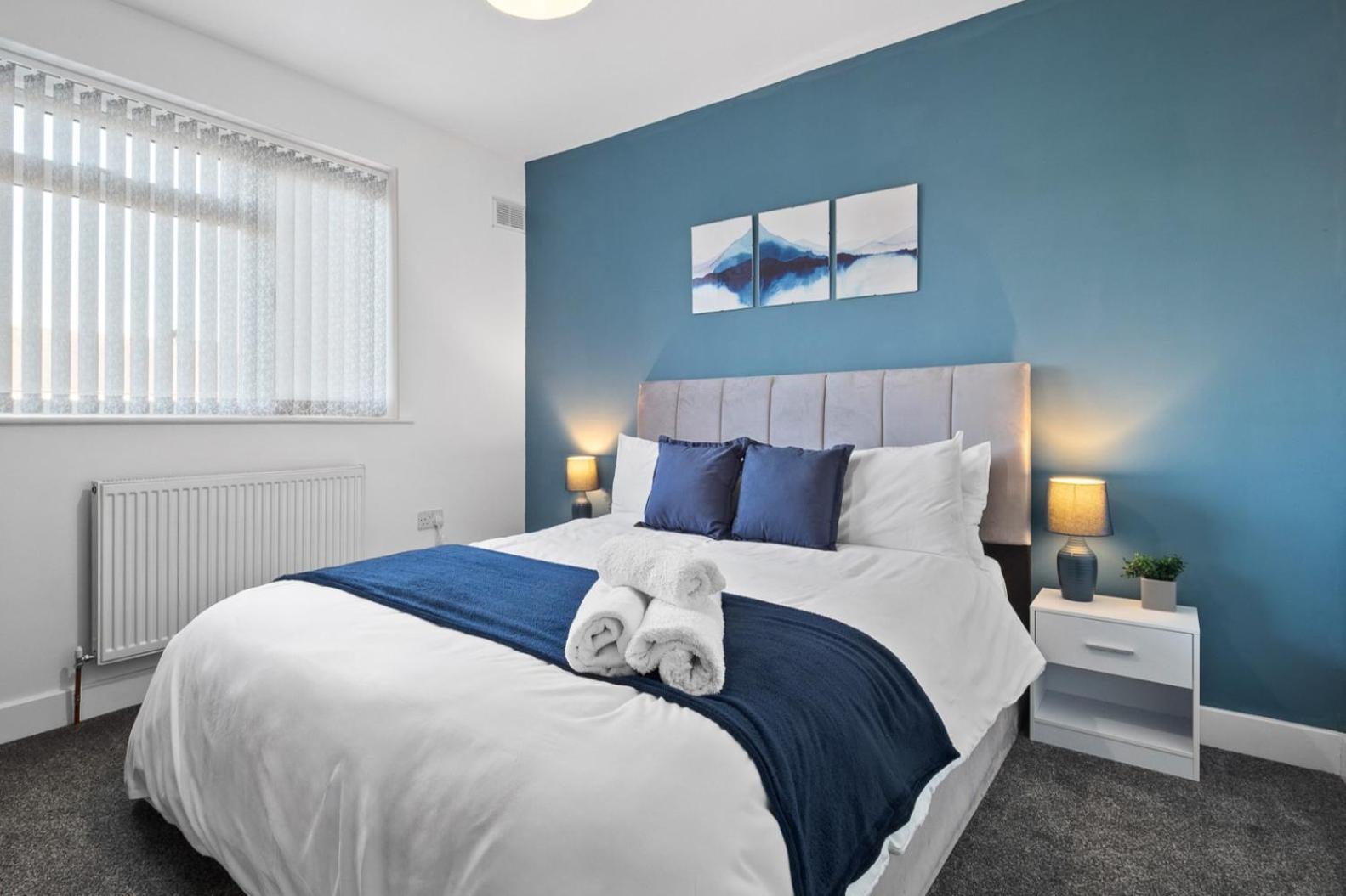 Perfect For Contractors, Driveway With Free Parking, Close To Centre