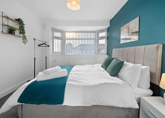 Perfect For Contractors, Driveway With Free Parking, Close To City Centre